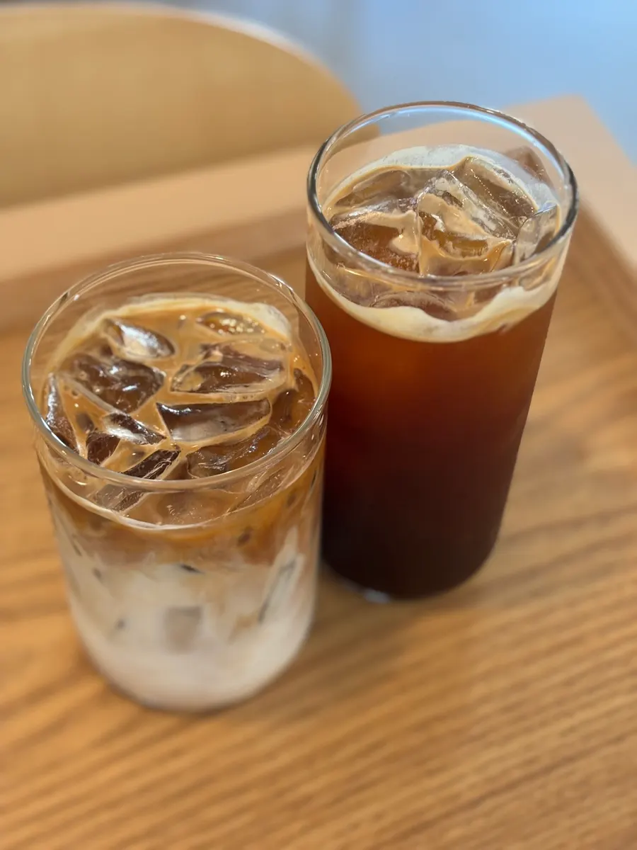 먼저 서빙된 아메리카노와 카페라떼