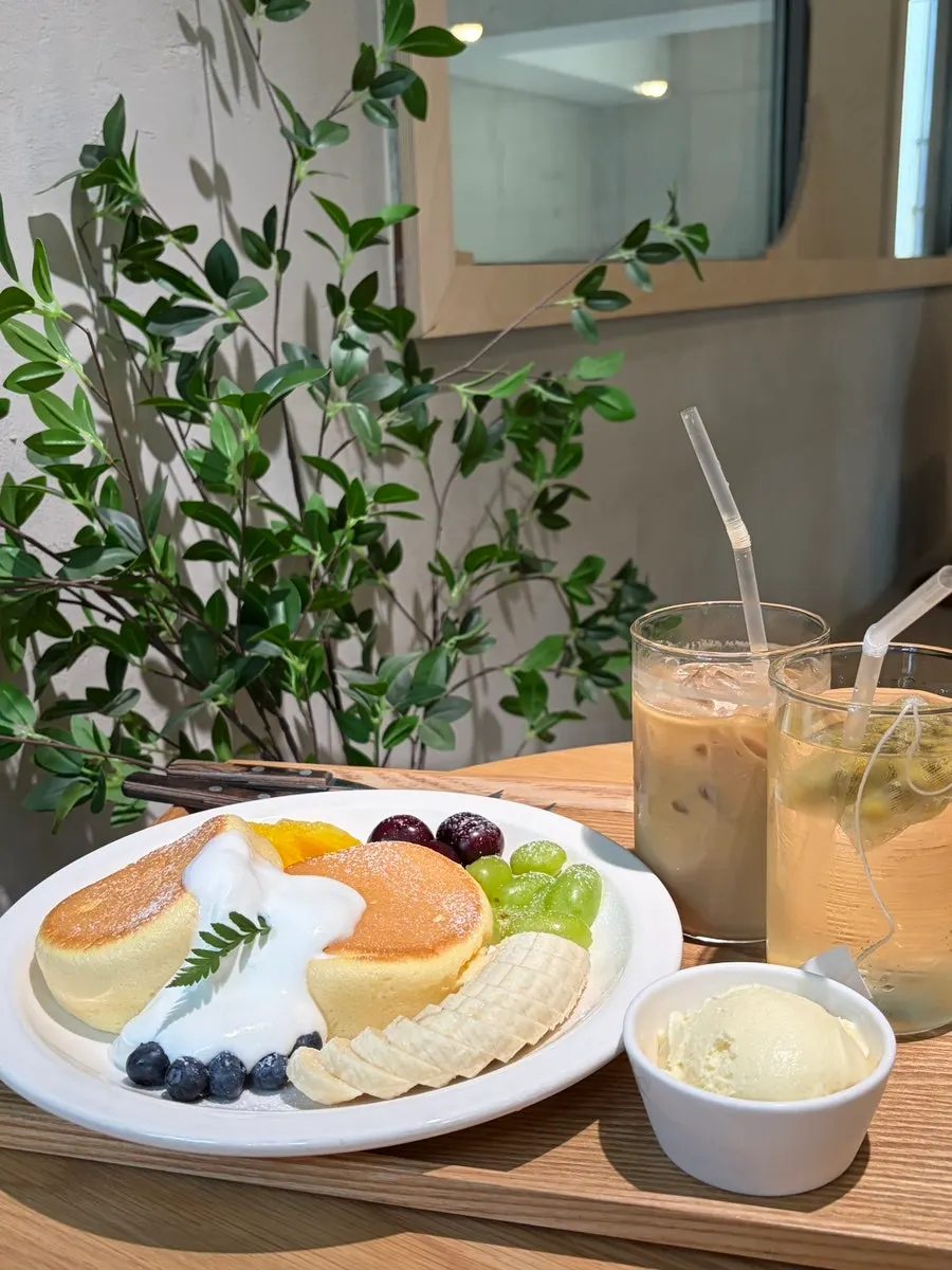 Andamiro Soufflé Pancake and drinks set out on the table