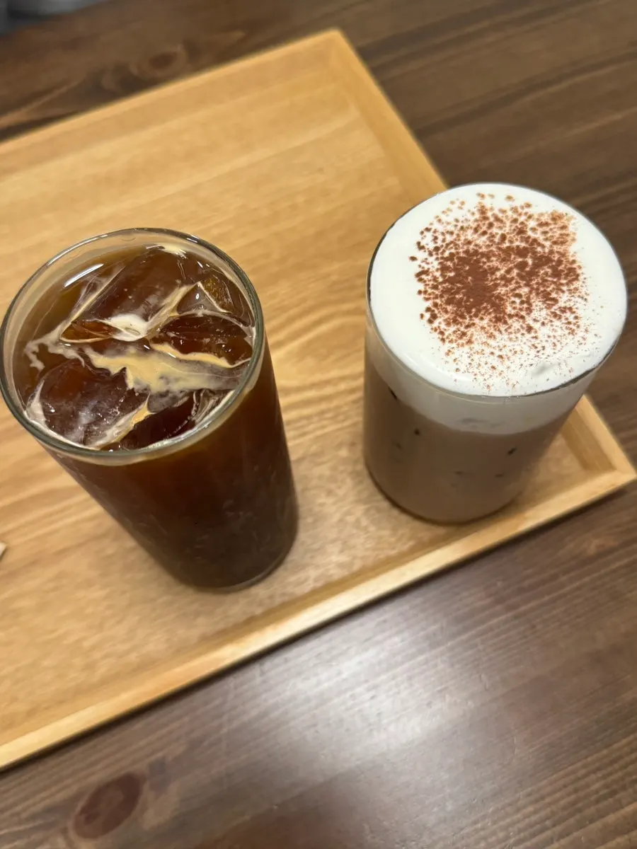 Iced Americano and Andamiro Choco drinks
