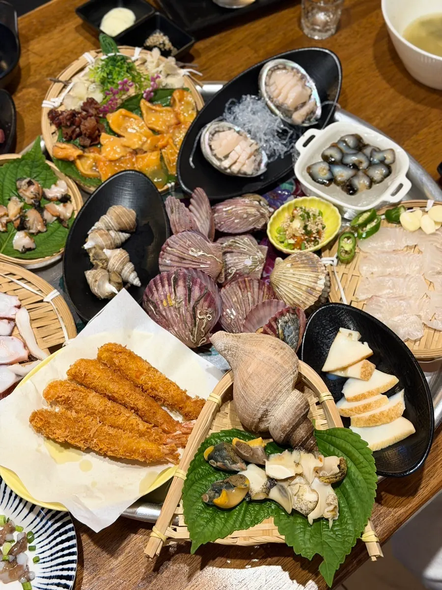 한 상 가득 차려진 모듬 해산물 평상 중