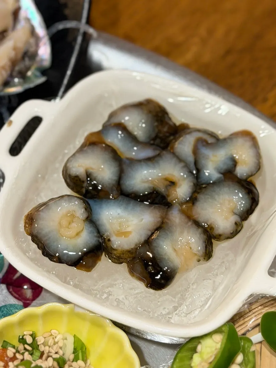 멍게와 전복회 두 마리
