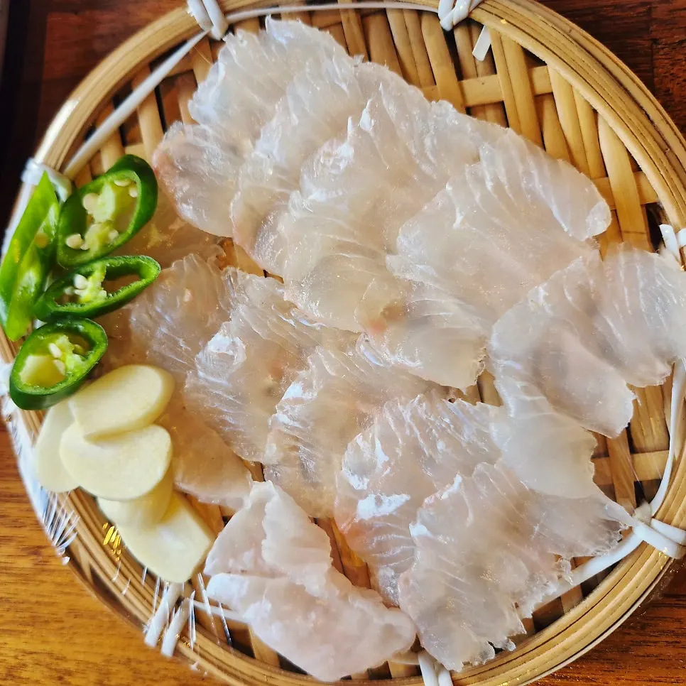 오봉에 넘치게 담긴 모듬 해산물 한상