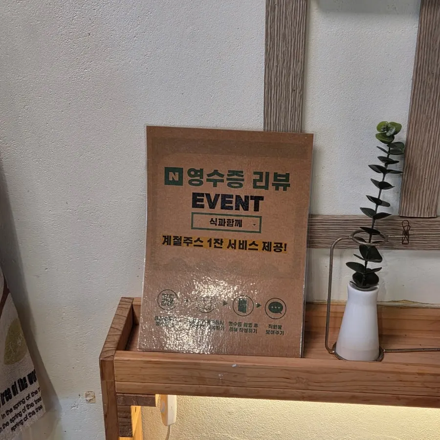 아침 식사 손님이 있는 매장 내부