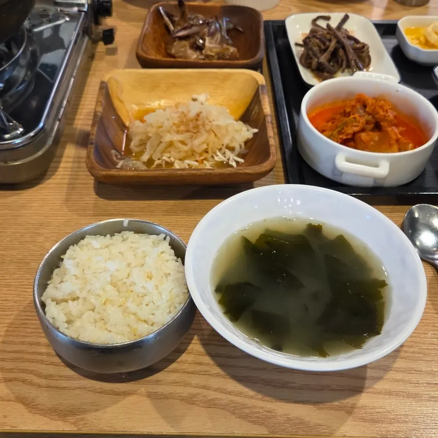 매장을 다니는 서빙로봇