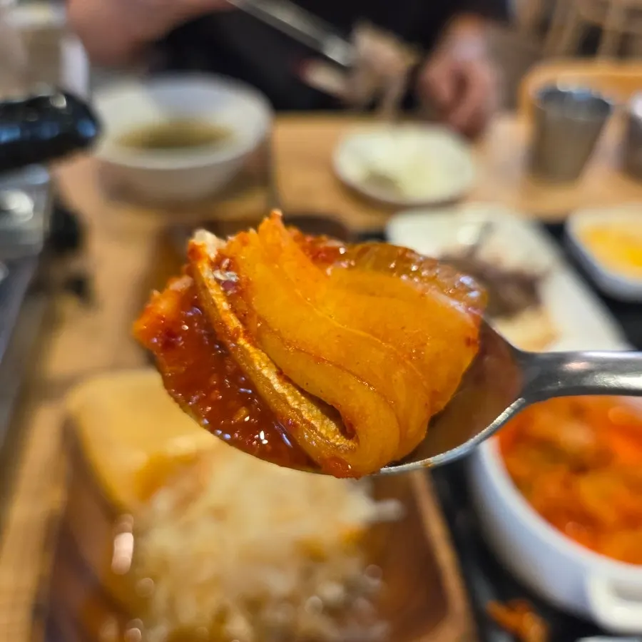 밥과 미역국이 갖춰진 한상