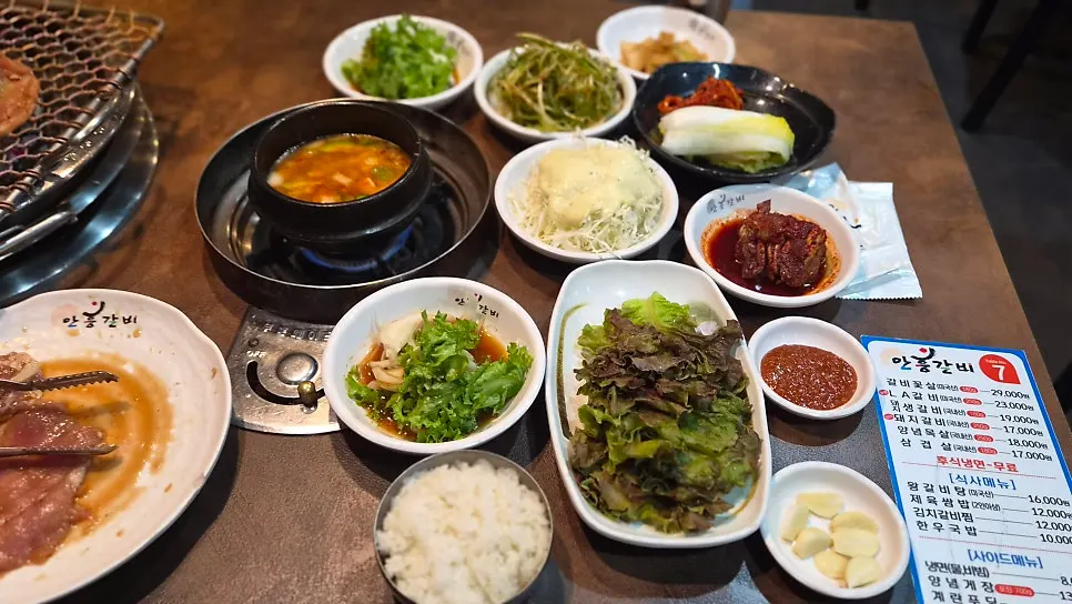 숯불 위에 올린 안흥갈비 본점 돼지갈비