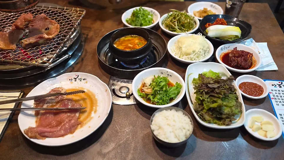노릇하게 익어가는 양념 돼지갈비