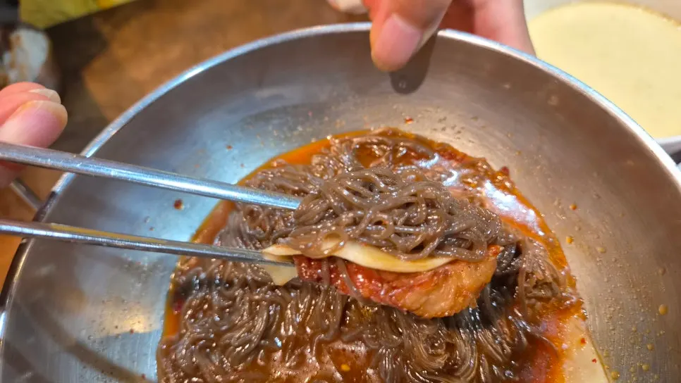 쌈 채소와 마늘을 곁들인 돼지갈비 상차림