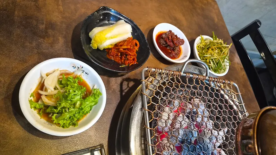 안흥갈비 본점 돼지갈비와 반찬 구성