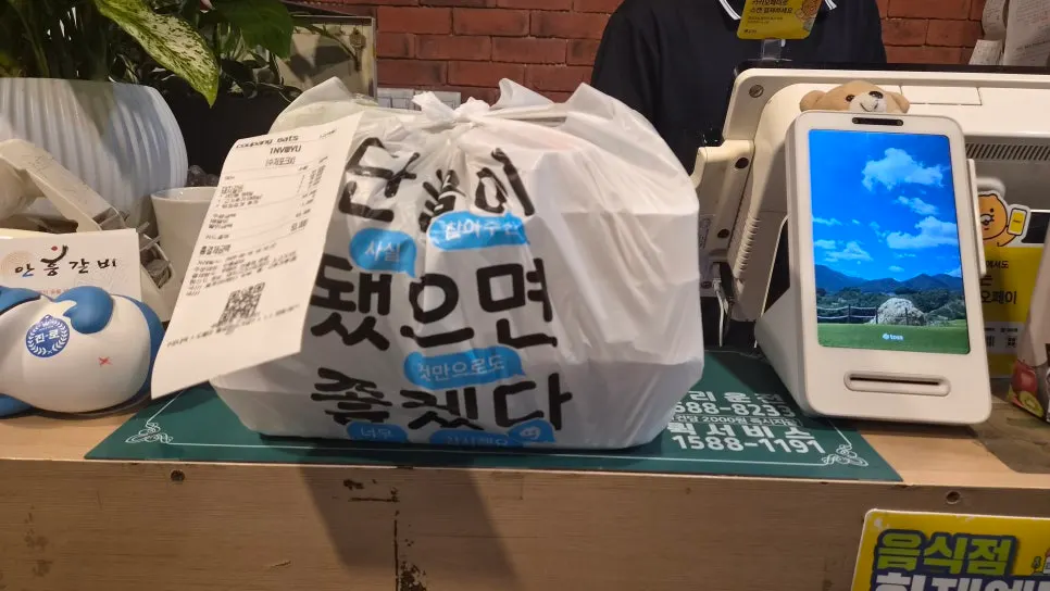 배추속쌈과 무생채를 곁들인 돼지갈비 쌈