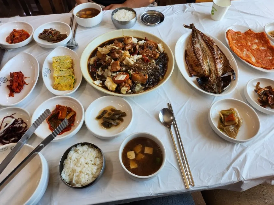 메인 요리와 다양한 반찬 한상