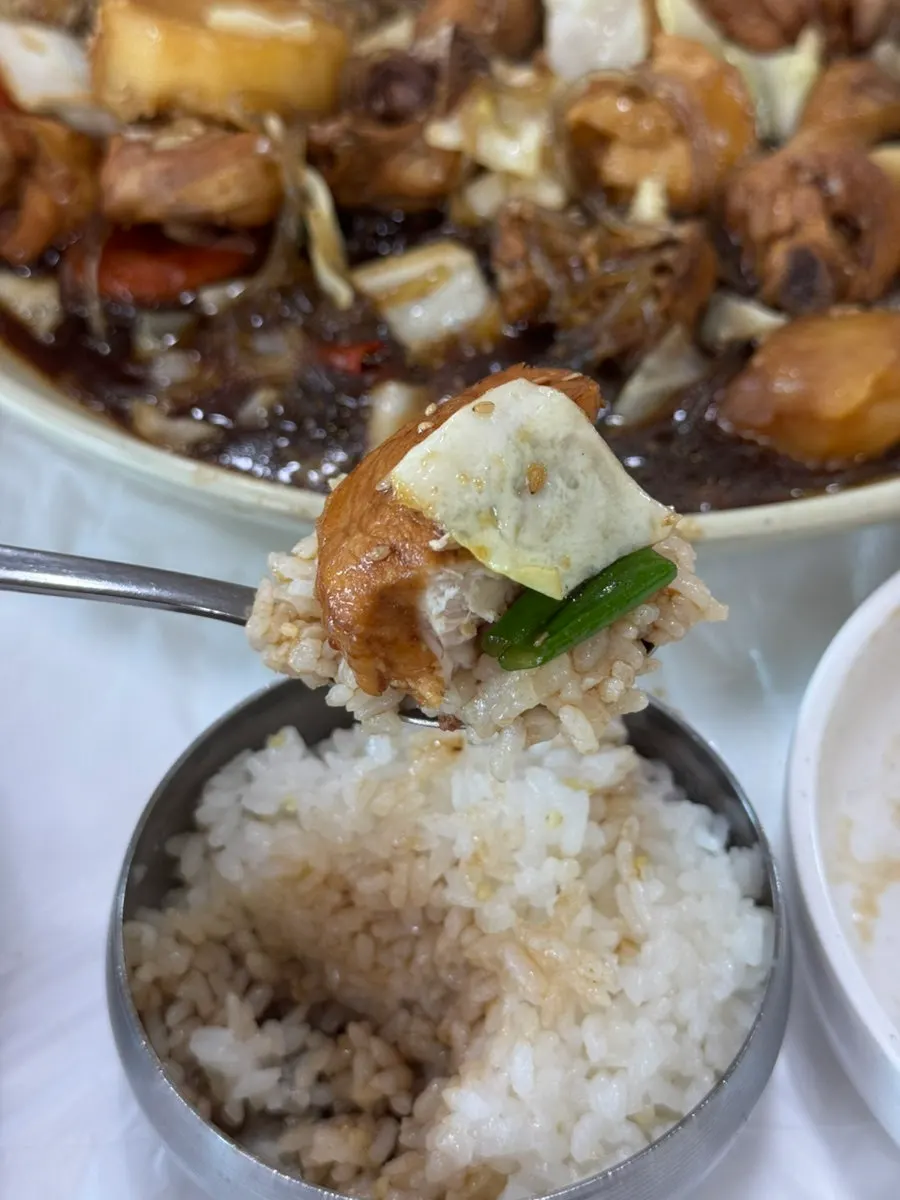 Mixing rice with jjimdak sauce