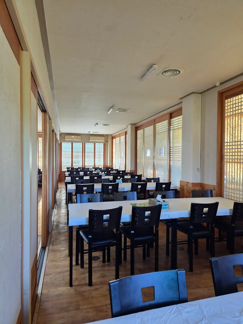 Spacious hall at Gilpung with floor-seating tables