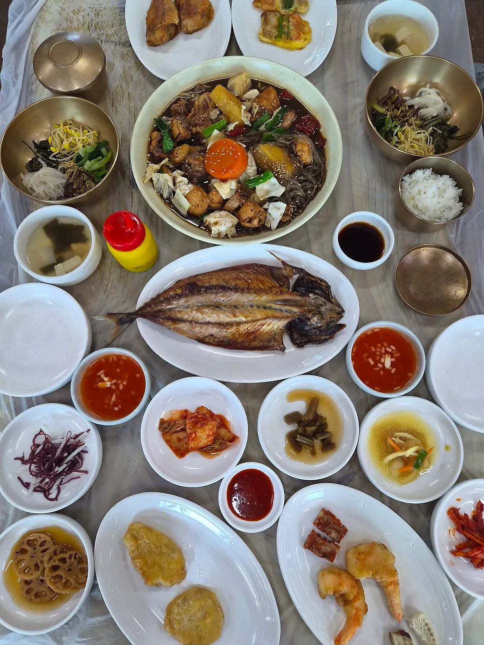 Full table spread of seonbi heotjesabap at Gilpung