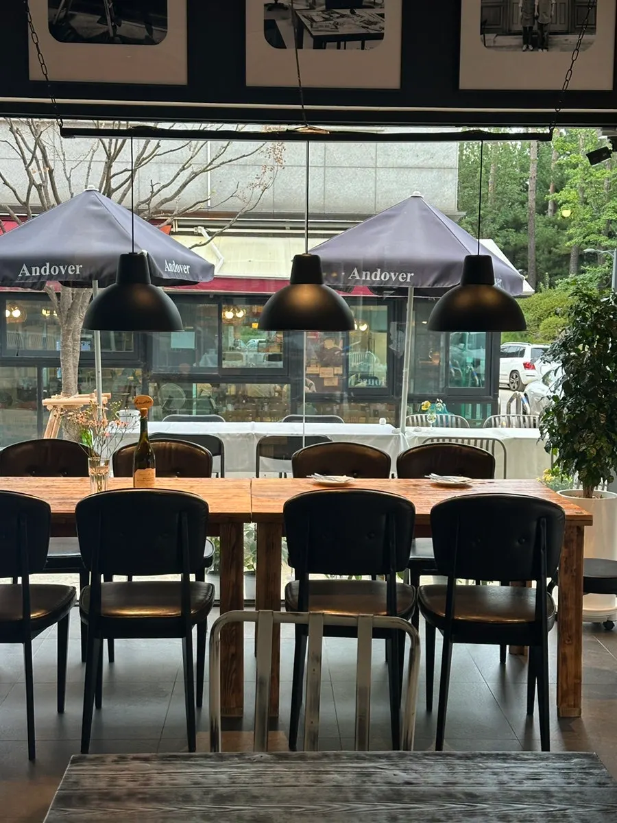 야외 테라스 좌석이 있는 백현동 거리