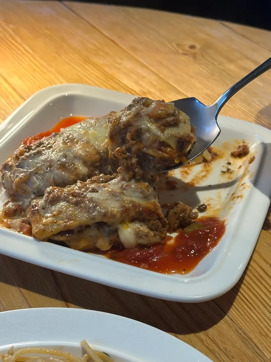 잘라 놓은 라자냐 단면