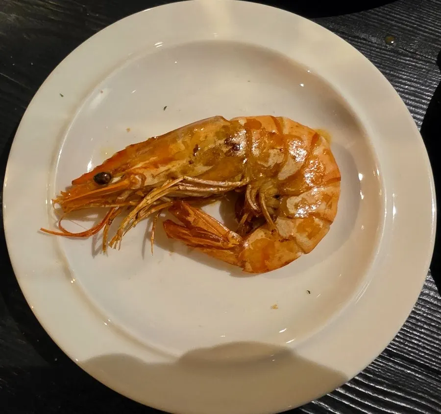 소스가 배인 납작한 링귀니 면