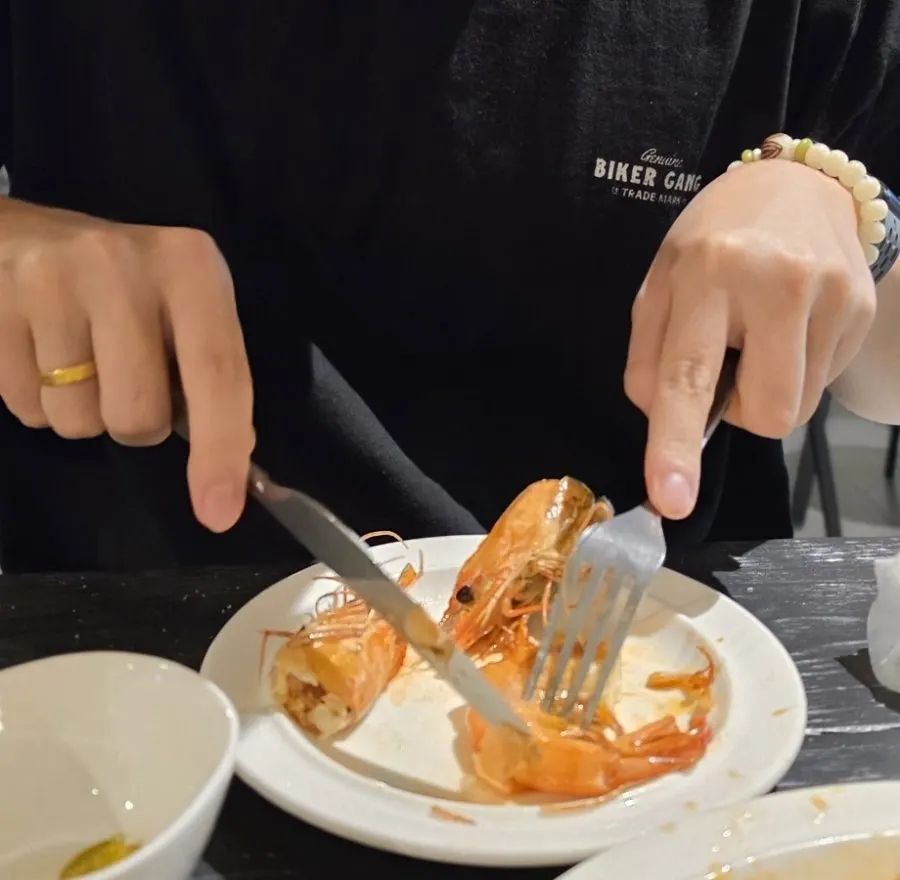 비스큐 파스타를 덜어 담은 접시