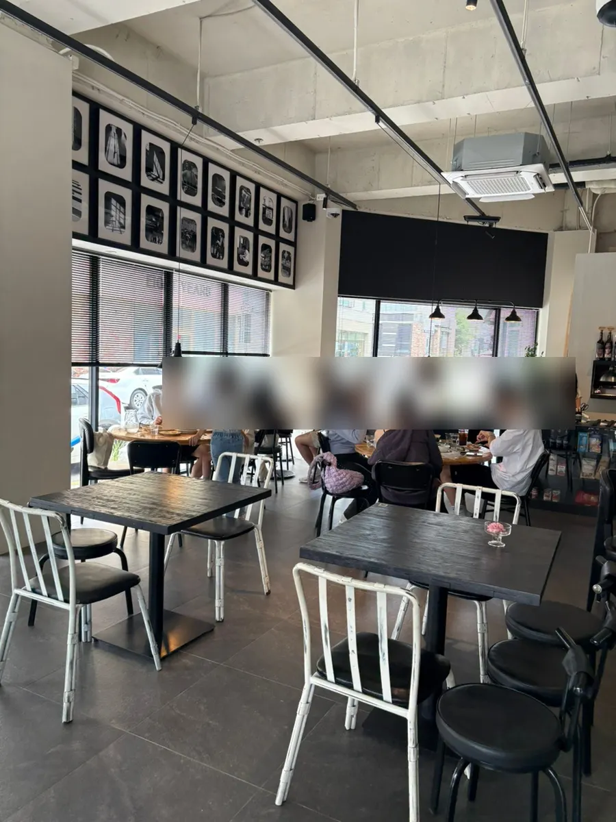 토요일 점심 손님으로 찬 앤도버 홀 원형 나무 테이블