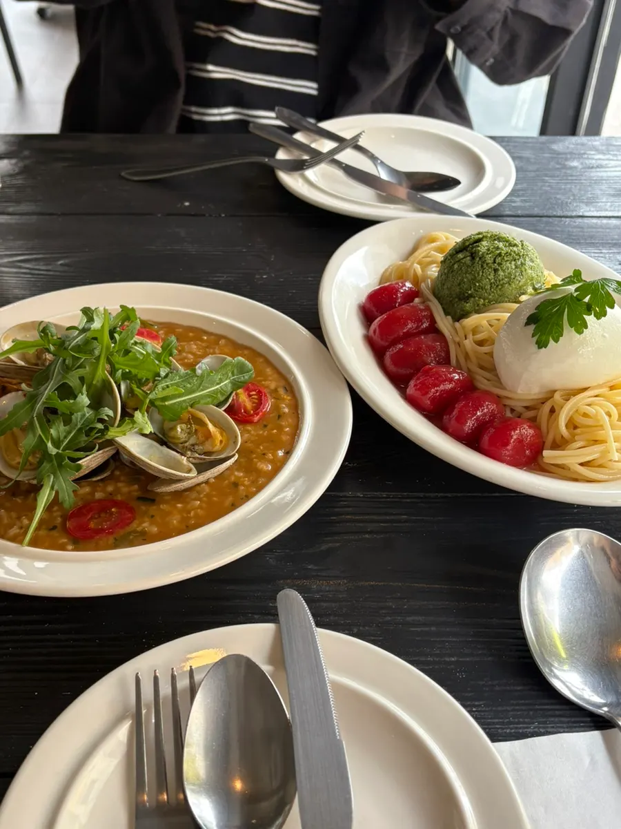 마리네이드 토마토가 올라간 콜드 파스타 플레이팅