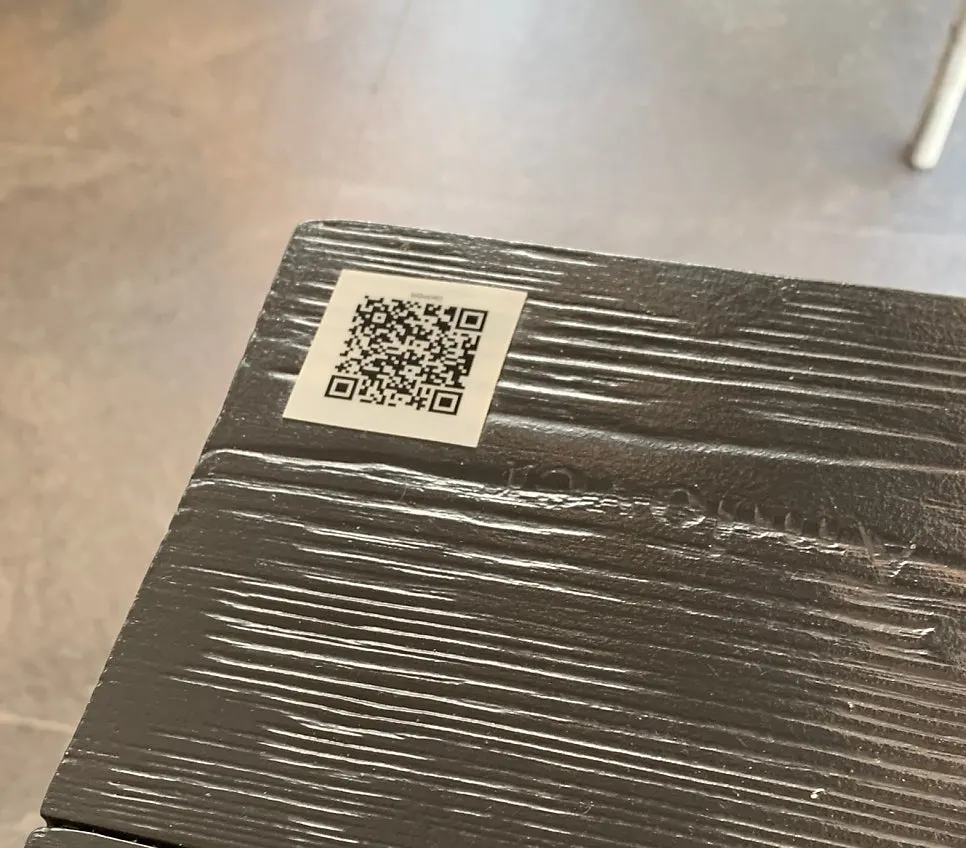 테이블 구석에 붙은 앤도버 주문용 QR