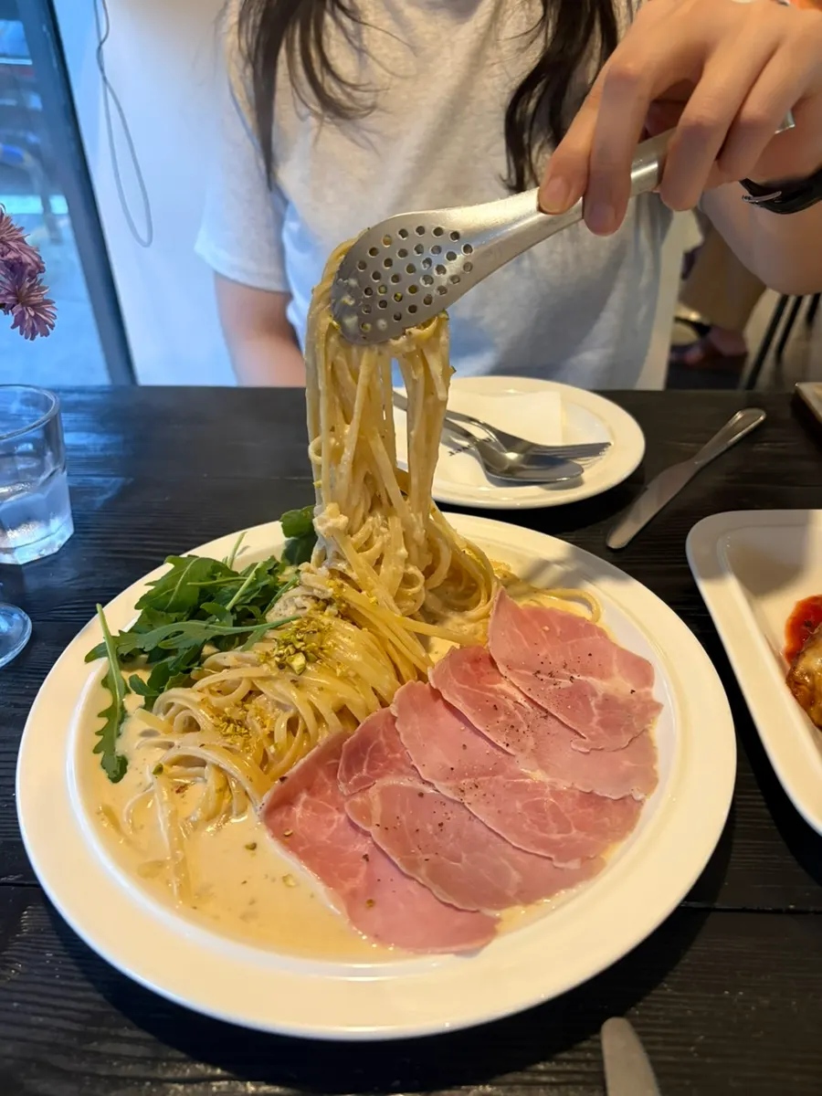 Al dente noodles in the jambon cream pasta