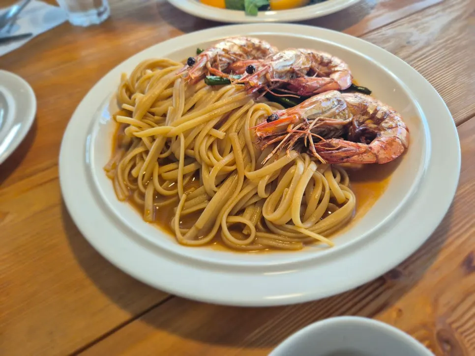납작한 면에 소스가 배어든 쉬림프 비스큐 파스타