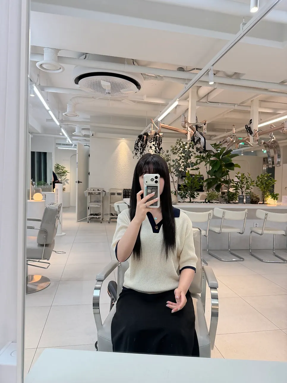 컨설팅 중 모발 상태 확인 모습
