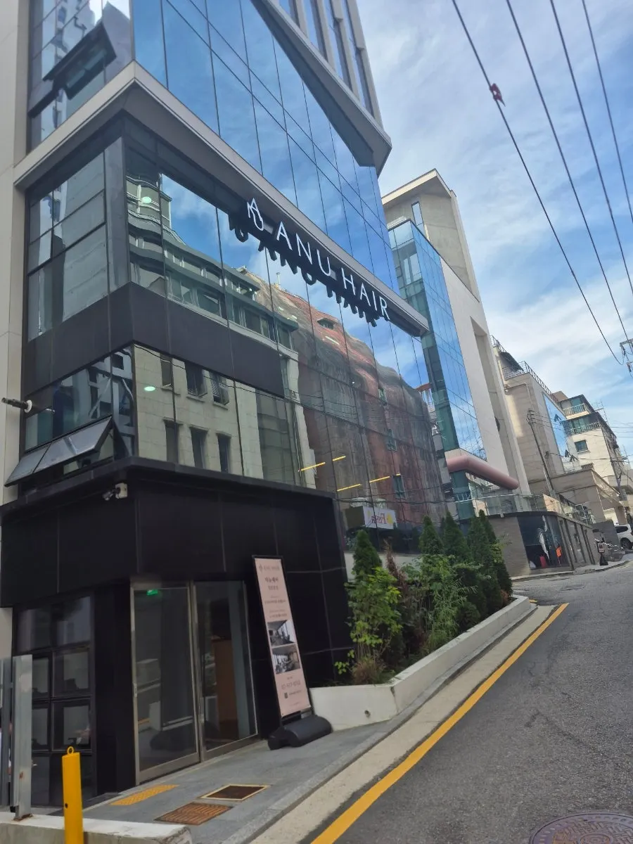 화이트톤 인테리어의 아뉴헤어 청담본점 내부