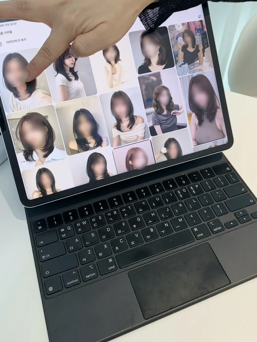 모발 상태를 함께 확인하는 헤어컨설팅 장면