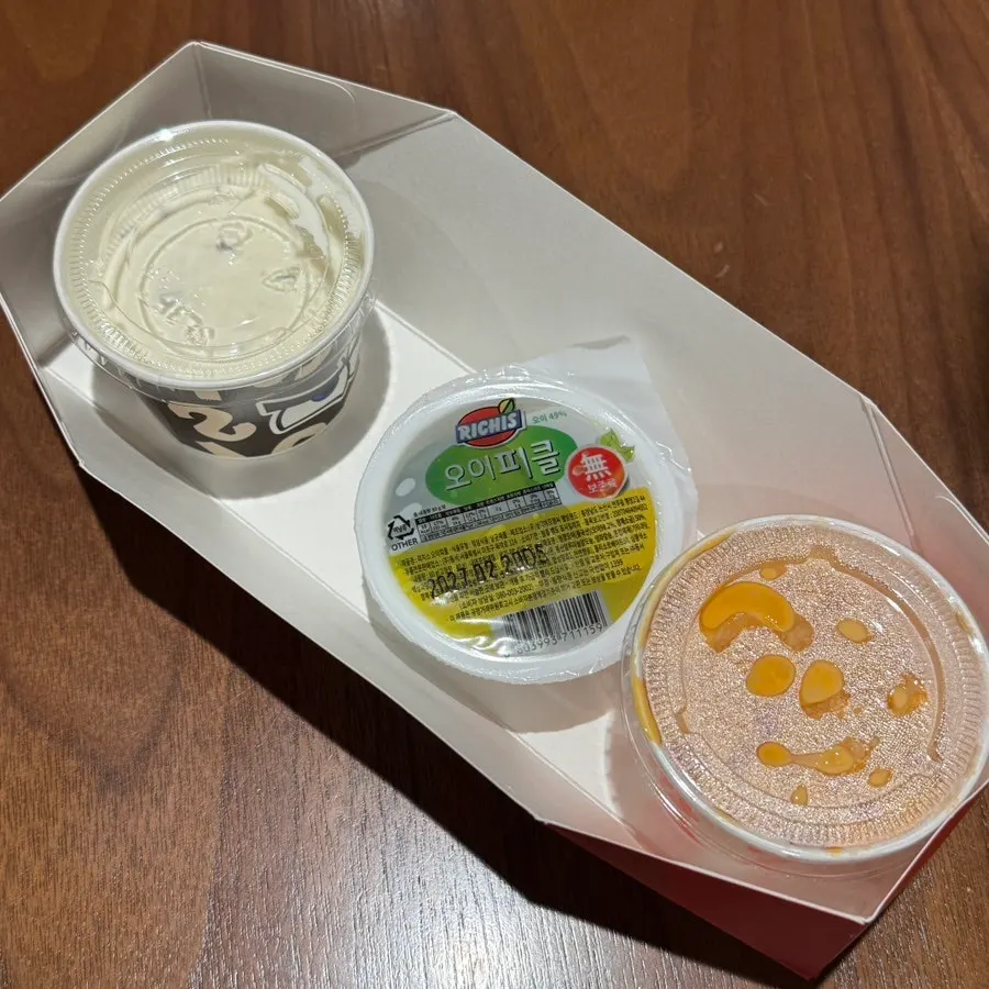 소스와 피클이 담긴 길쭉한 용기