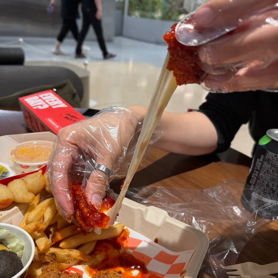 치즈가 늘어나는 칠리스 치즈스틱