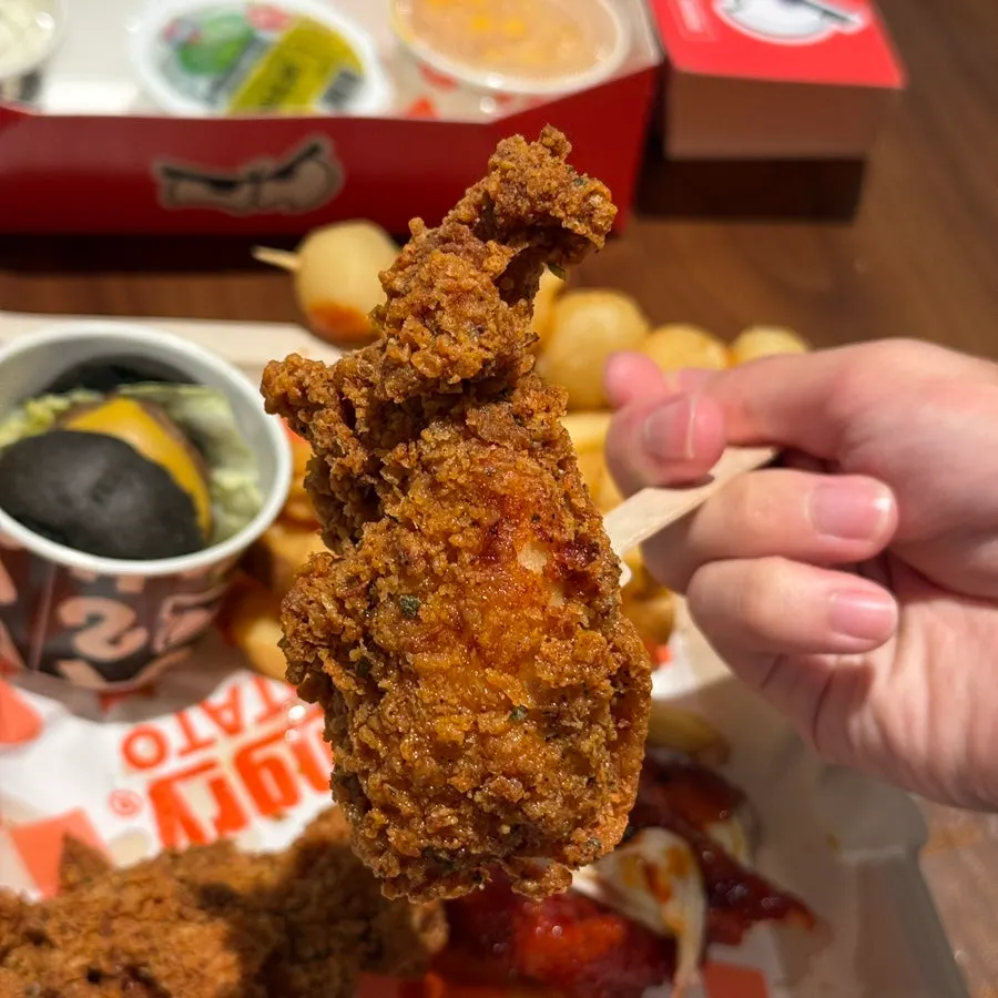 겉이 바삭한 핫 크런치 치킨 조각