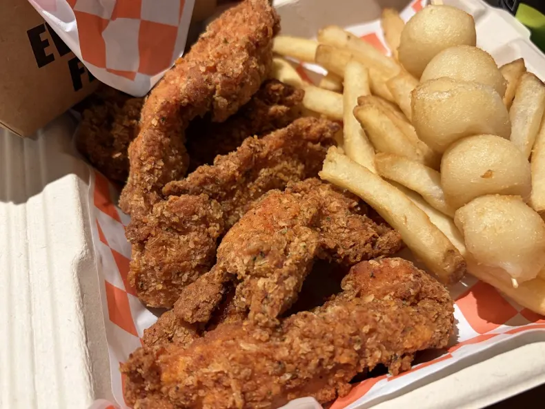 ホットクランチチキンとフライドポテト、ディップ3種の構成