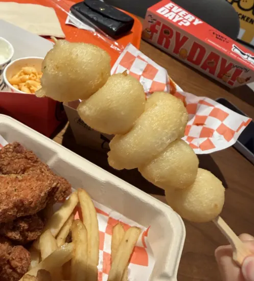 串に刺さった丸いもちもちポテトの串