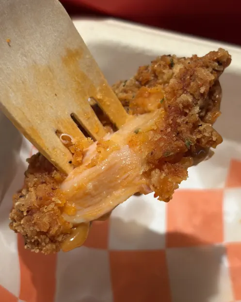 繊維に沿って裂けるホットクランチチキンの身