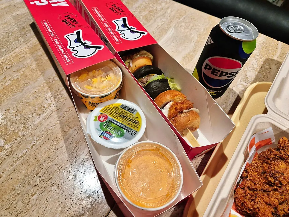 꼬치에 꽂힌 세 가지 미니버거