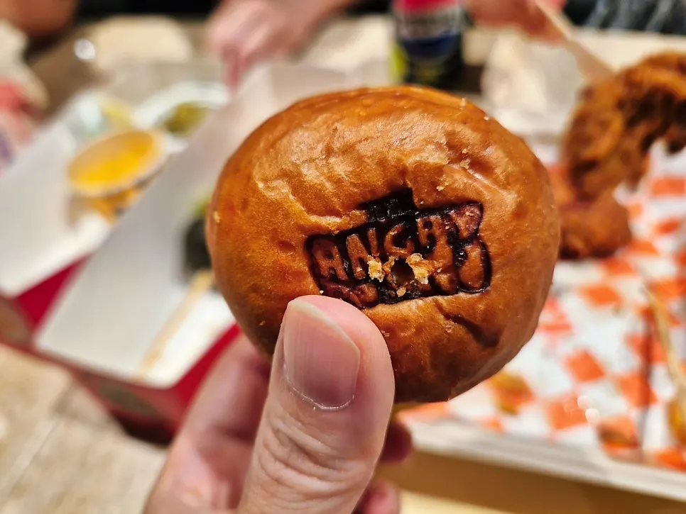 미니버거꼬치를 집어 든 모습