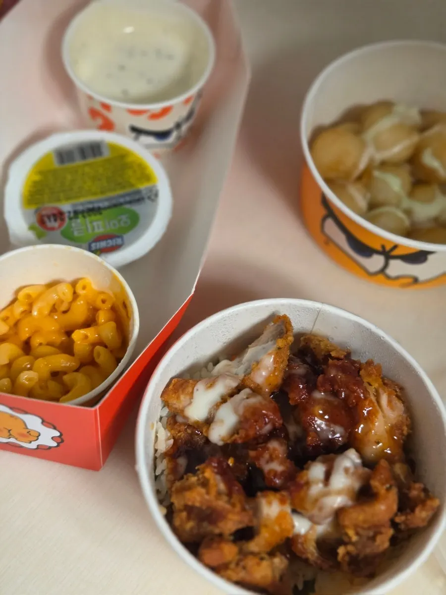 Chili's chicken rice bowl, ₩8,000, in takeout container