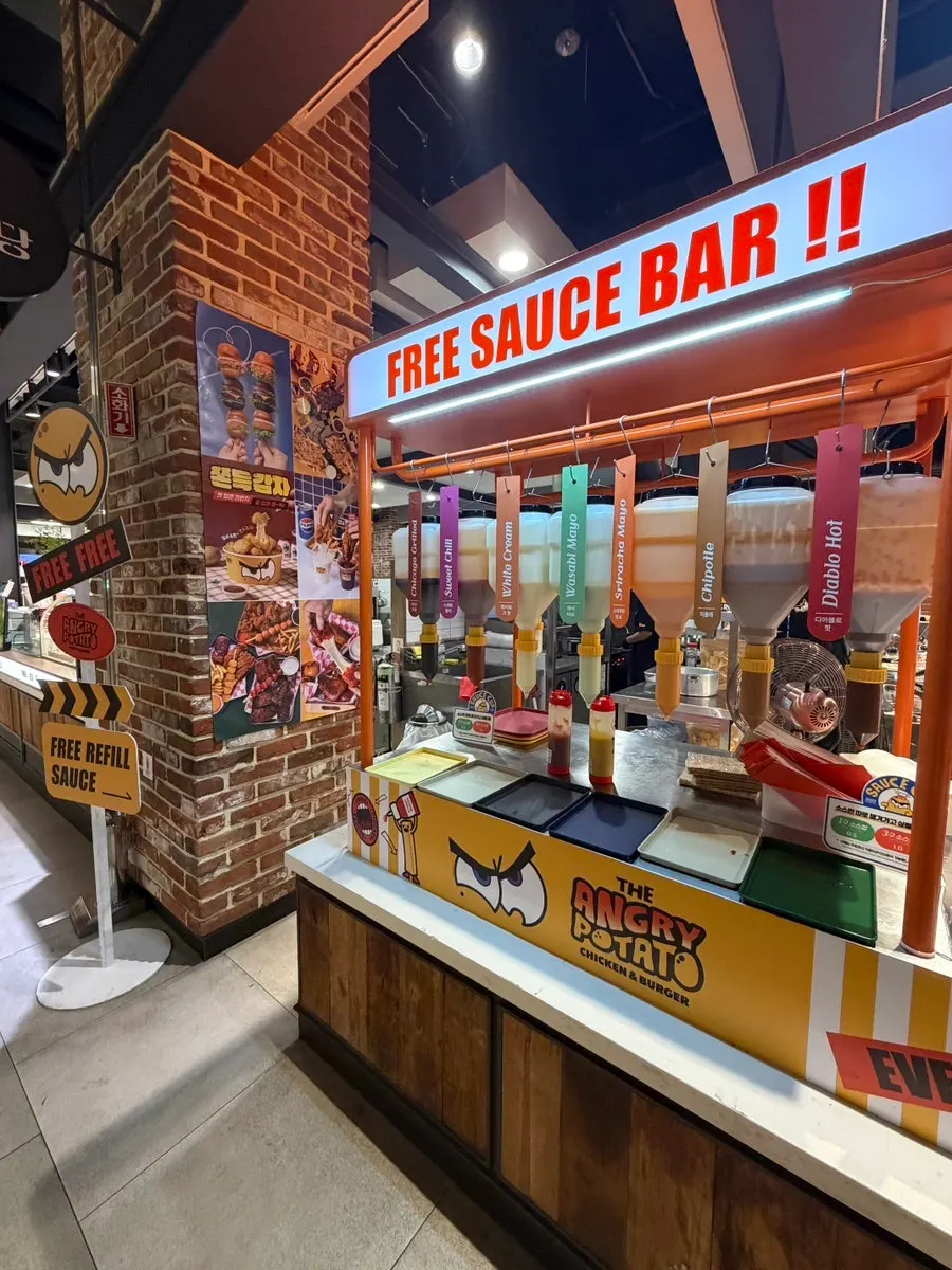 치킨과 감자튀김이 담긴 딥스쿼드 파티백
