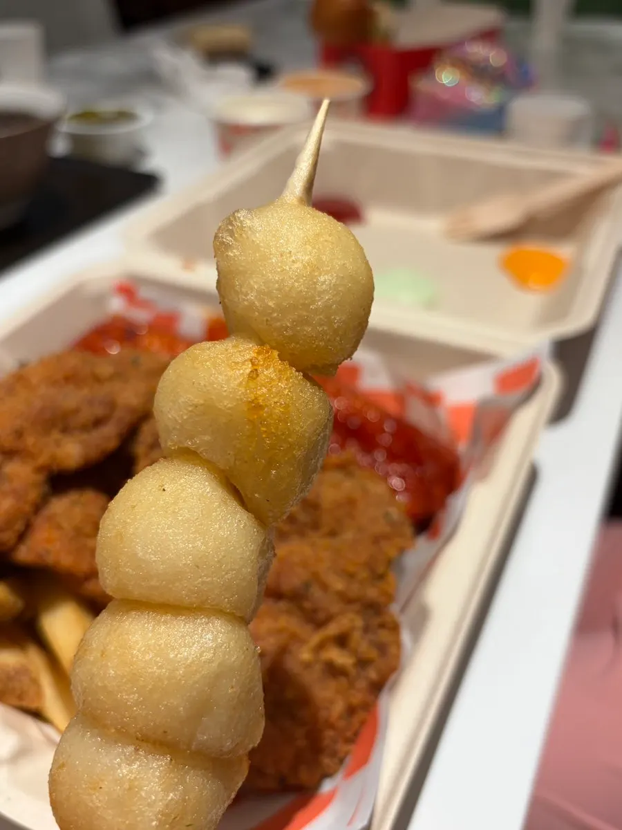 아이들과 나눠 먹는 치킨과 미니버거