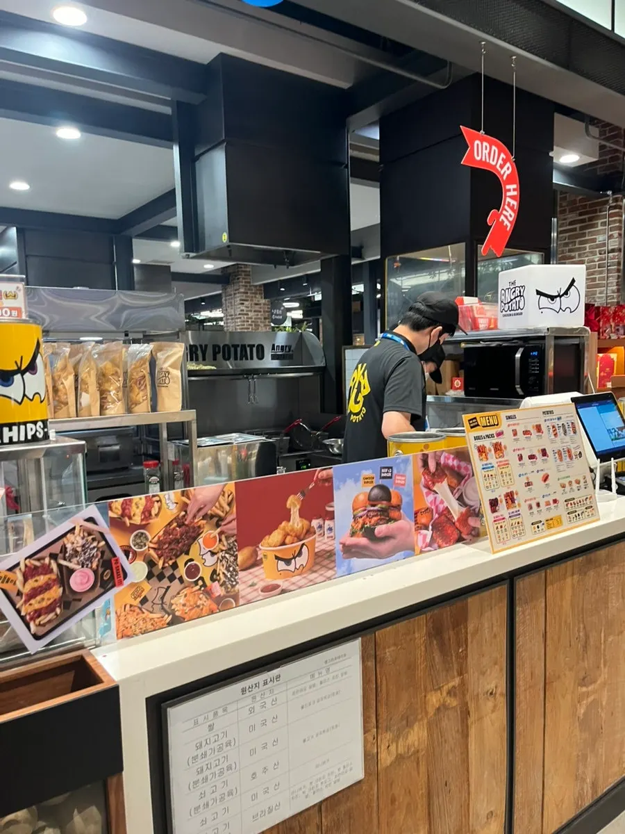 Hadapan kedai Angry Potato di tingkat bawah tanah 1 Songdo Hyundai Outlet
