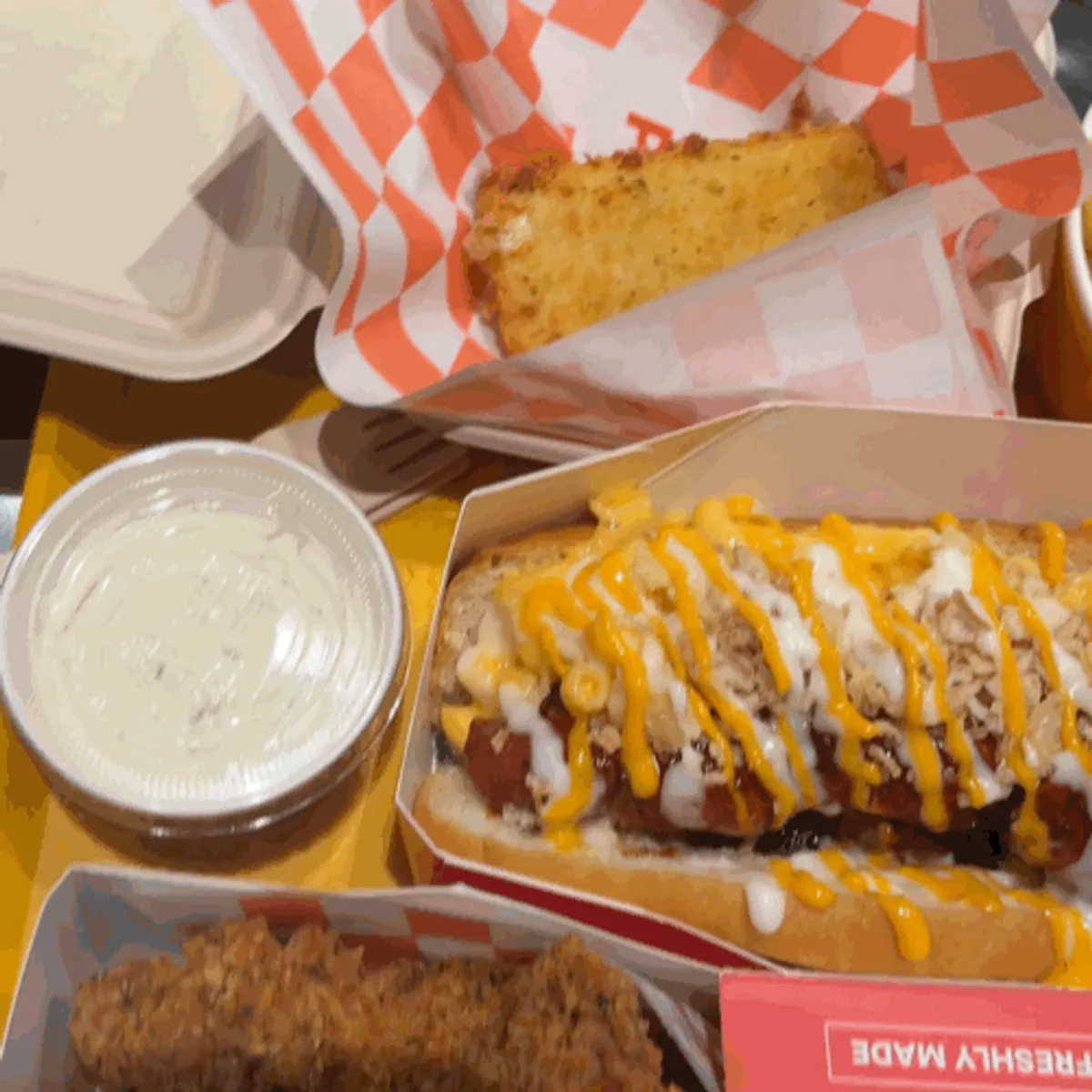 Hidangan ayam, kentang dan hot dog disusun bersama