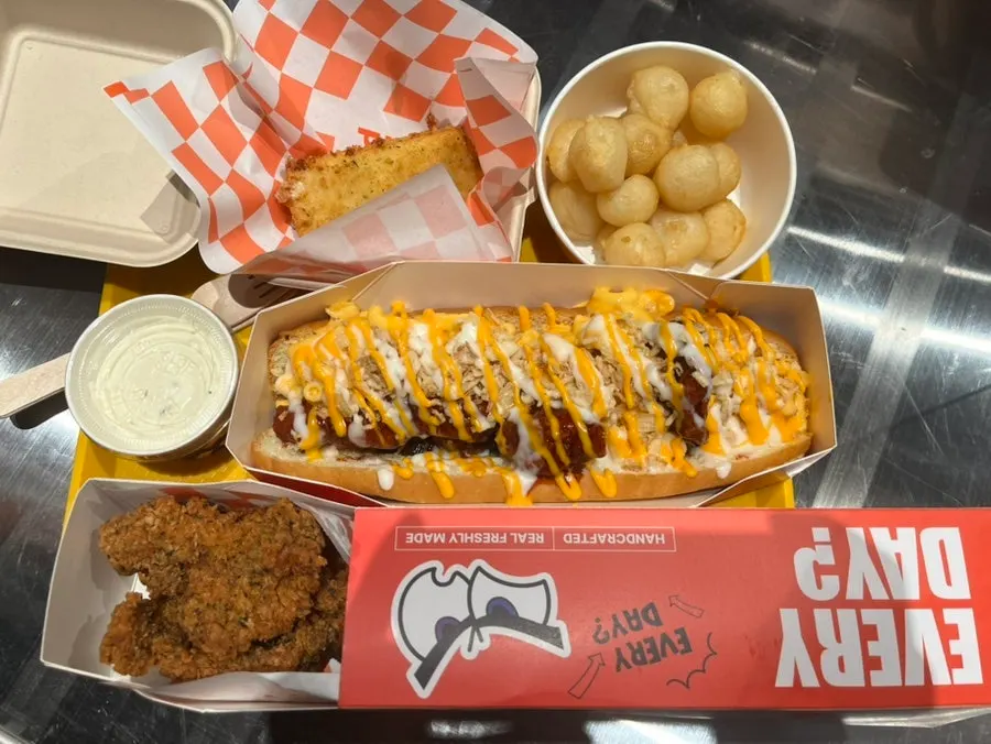 Big Crunch hot dog dengan mac and cheese dan ayam berperisa