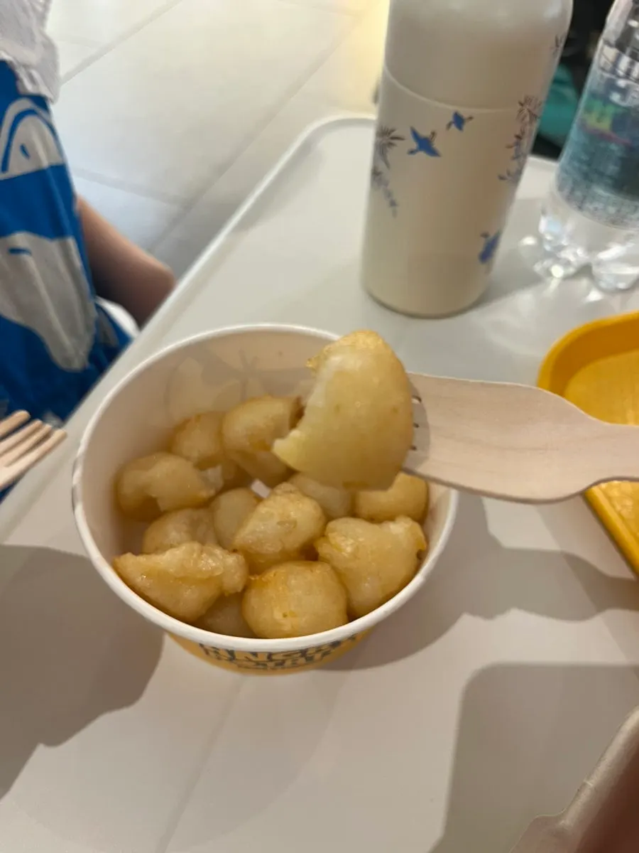 Big Crunch hot dog besar dipegang di tangan