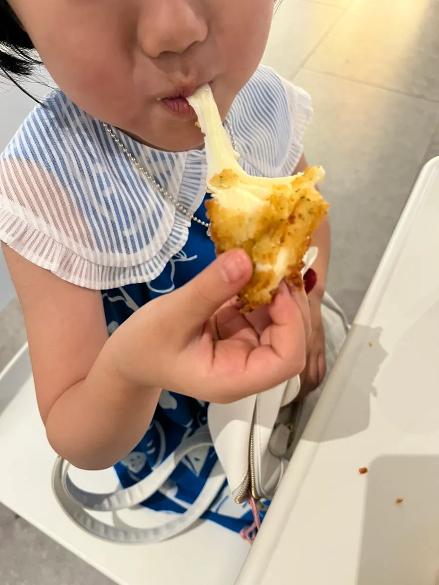 Kepingan hot chili chicken dicelup sos pedas
