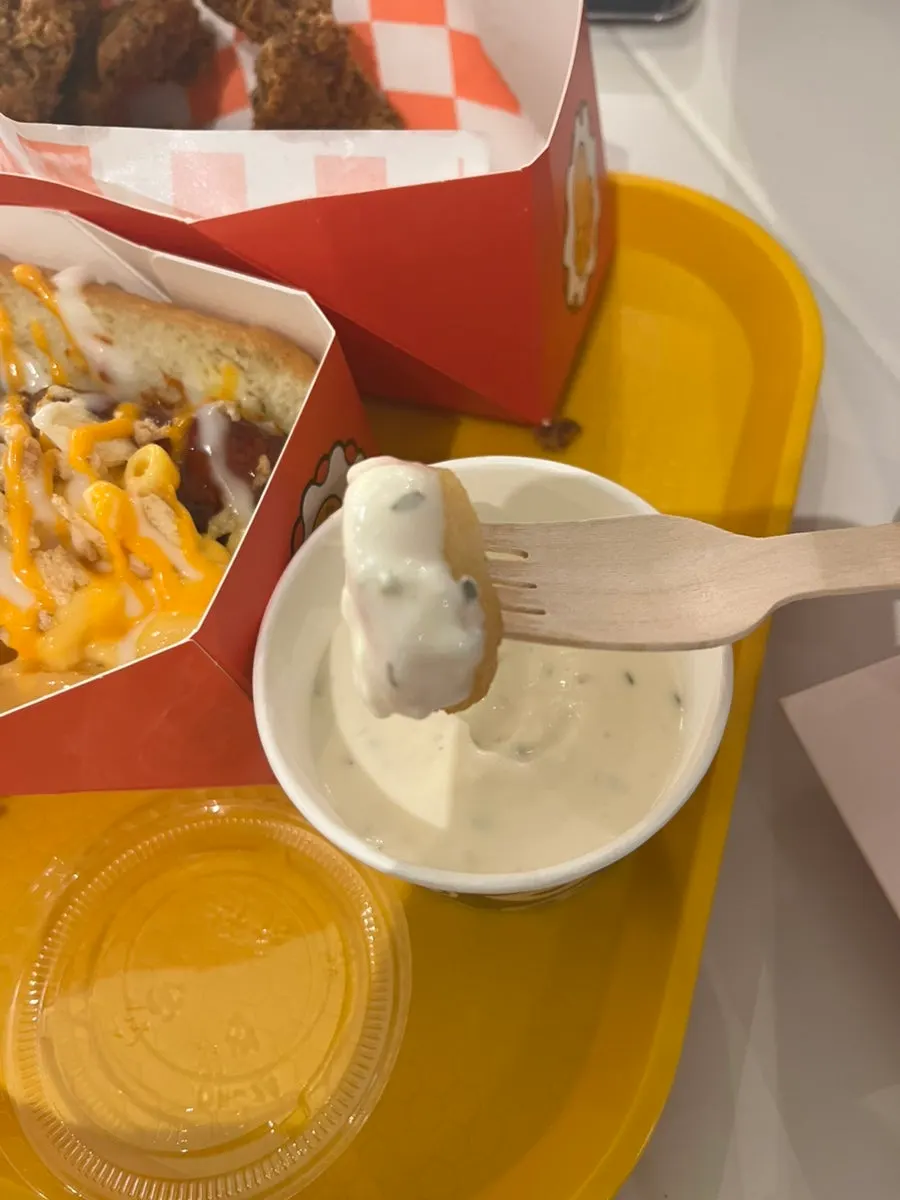 Whole mozzarella cheese sticks dengan keju yang melentik