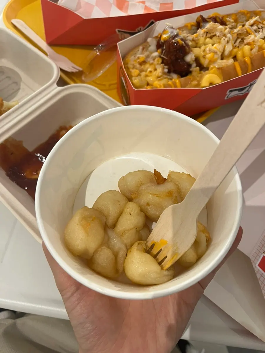 Whole mozzarella cheese sticks yang lebih besar dari biasa