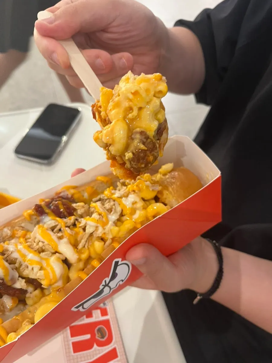 Bahagian dalam whole mozzarella cheese stick yang dibelah dua