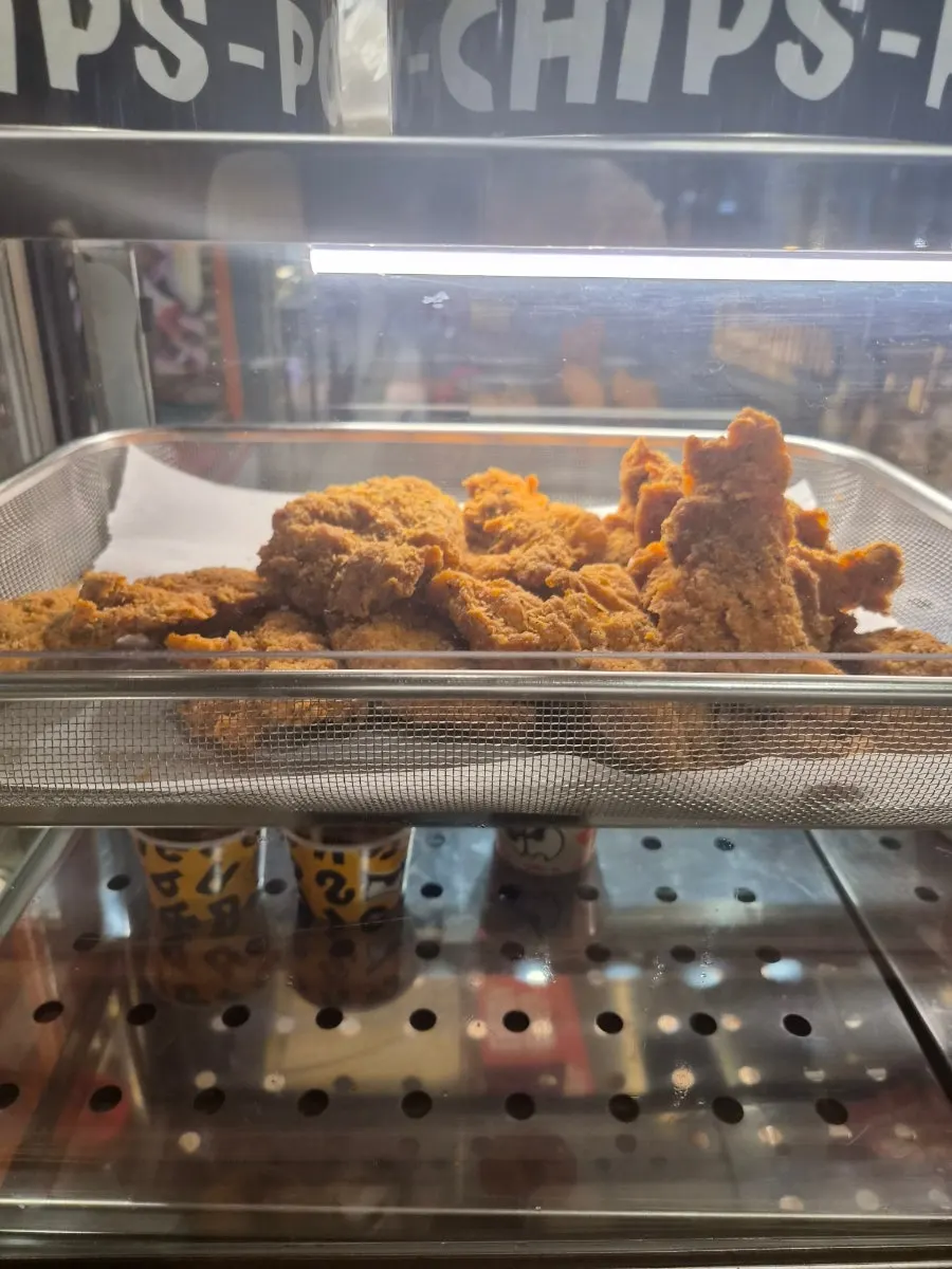 주문한 딥크런치치킨박스와 미니버거 꼬치